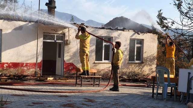 Antalya'da ormanlık alanda çıkan yangında eski okulun çatısı yandı