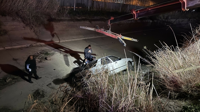 Aydın'da otomobil su kanalına devrildi: 2 yaralı