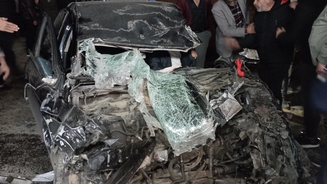 Tır dorsesine çarpan otomobil hurda yığınına döndü, sıkışan sürücü güçlükle kurtarıldı