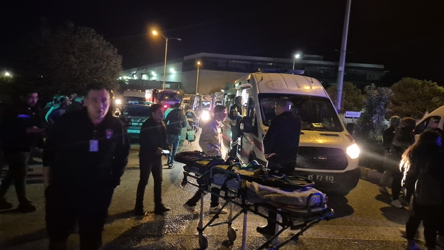 İzmir'de iki işçi servisinin çarpıştığı kazada 13 kişi yaralandı