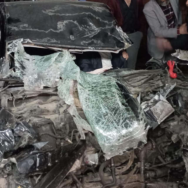 Tır dorsesine çarpan otomobil hurda yığınına döndü, sıkışan sürücü güçlükle...