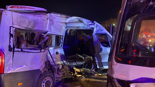 Kemalpaşa'da işçi servisleri çarpıştı: 15 yaralı