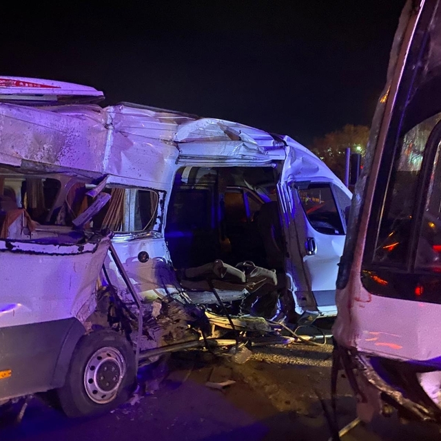 Kemalpaşa'da işçi servisleri çarpıştı: 15 yaralı