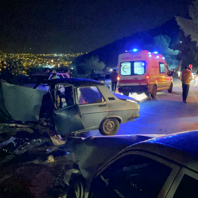 Adana'da iki otomobil kafa kafaya çarpıştı: 7 yaralı