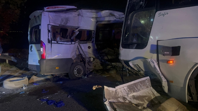 İzmir'de servis otobüsü ile servis minibüsü çarpıştı: 13 yaralı