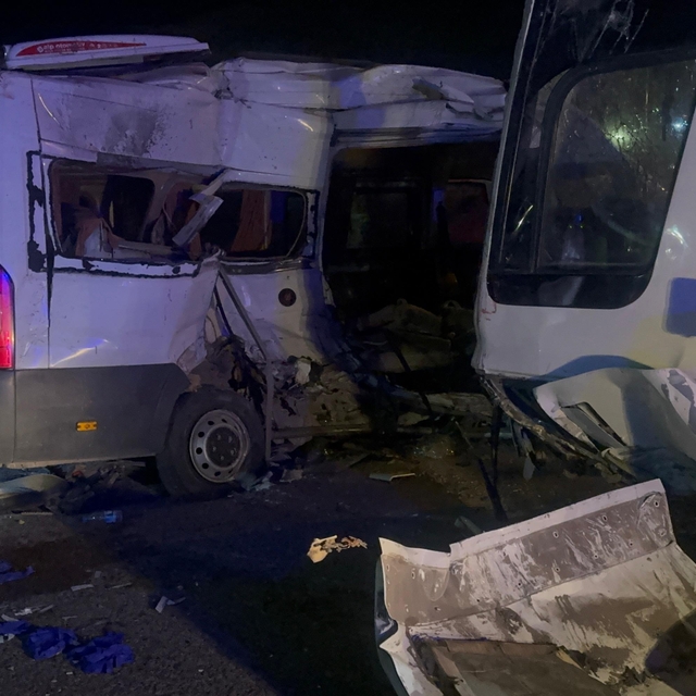 İzmir'de servis otobüsü ile servis minibüsü çarpıştı: 13 yaralı