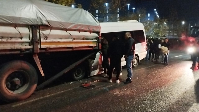 Kocaeli'de işçi servisi ile tırın çarpıştığı kazada 9 kişi yaralandı