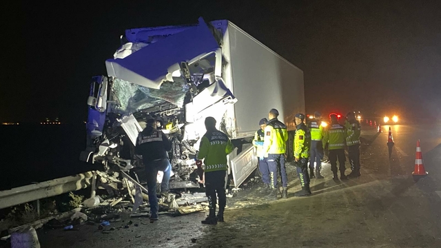 TIR, emniyet şeridinde park halindeki otobüse çarptı: 14 yaralı