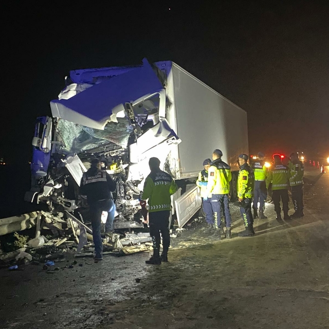 TIR, emniyet şeridinde park halindeki otobüse çarptı: 14 yaralı