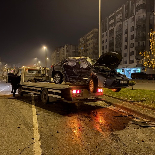 Kayseri'de iki otomobil çarpıştı: 1'i ağır 3 yaralı