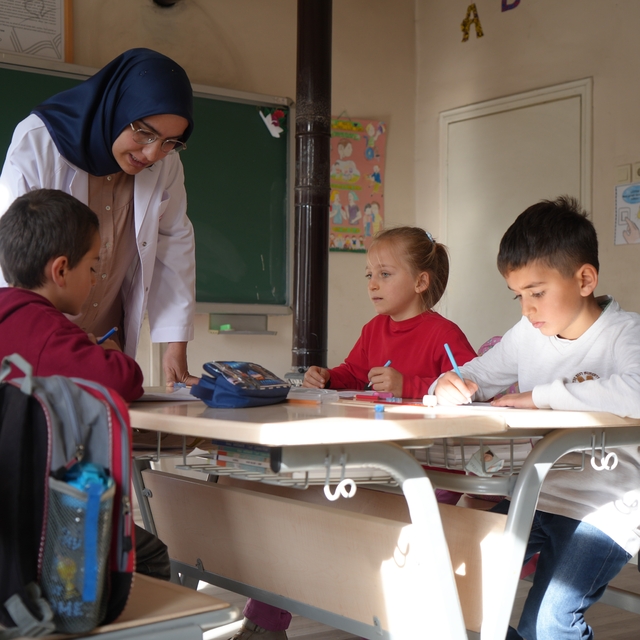 Bayburt'un dağ köyünün hem öğretmeni hem gelini: Zahide öğretmen 3 öğrencis...