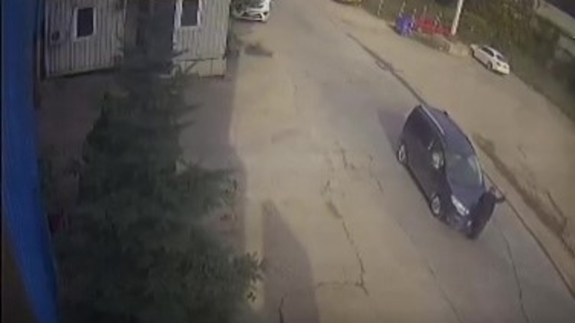 Yolun karşısına geçmek isteyen yaşlı adama aracın çarpma anı kamerada