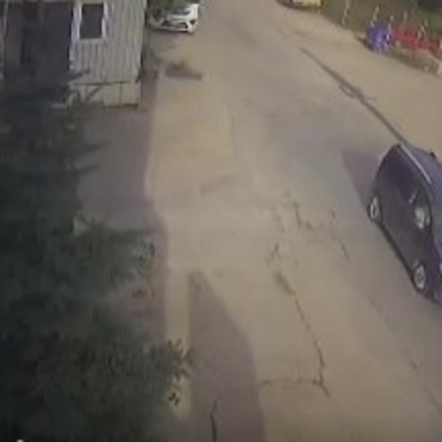 Yolun karşısına geçmek isteyen yaşlı adama aracın çarpma anı kamerada