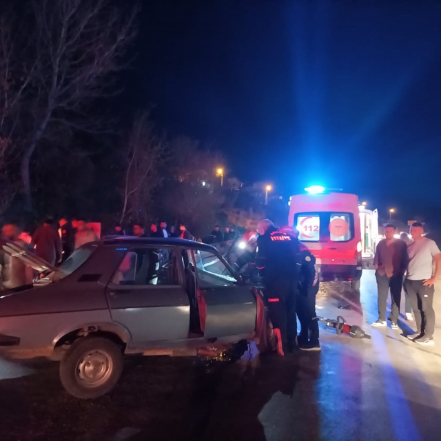 Otomobiller kafa kafaya çarpıştı: 7 yaralı