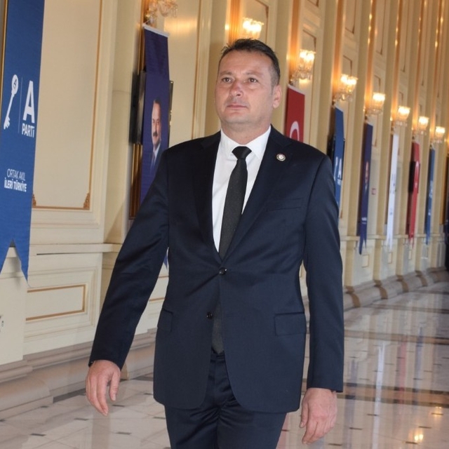 Başkan Saruhan; "Başımızın tacı öğretmenlerimizin günü kutlu olsun"