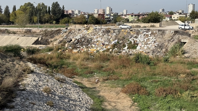 Adana'da kuruyan dere moloz döküm sahasına döndü