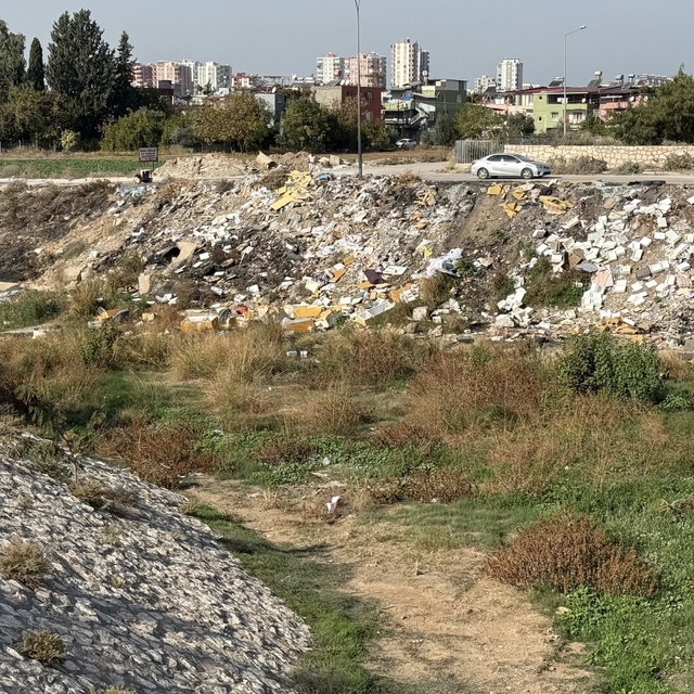 Adana'da kuruyan dere moloz döküm sahasına döndü