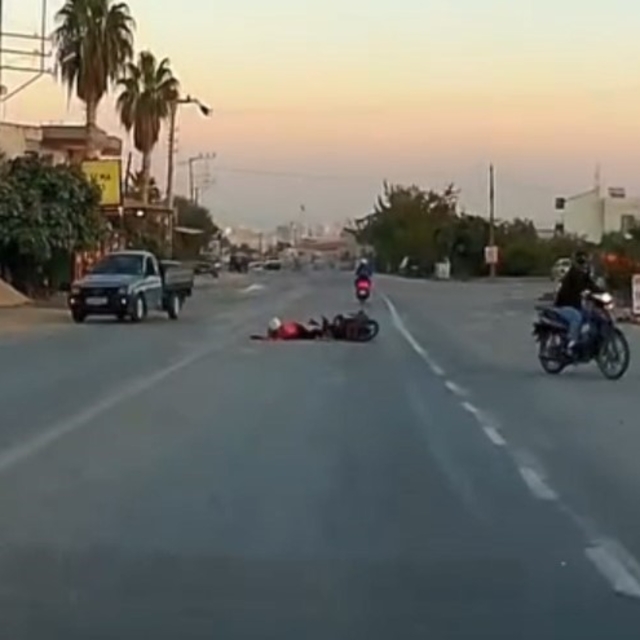 Motosikletlerin karıştığı kaza araç kamerasına yansıdı