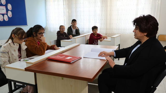 Azmin zaferi; görme engelli Züleyha öğretmen 22 yılda kendi gibi 300 öğrenciye ışık oldu
Doğuştan görme engelli 55 yaşındaki Züleyha Eker, 22 yıl önce Türkçe Öğretmeni olarak Adana'da göreve başladı, 300 yakın görme engelli öğrenci yetiştirdi
Öğretmen Züleyha Eker:
" Eğitime ileri yaşlarda başladım ve lisede dahil olmak üzere hepsini dışarıdan bitirdim, üniversiteyi Hatay'da okudum"
"İyi ki de Türkçe öğretmeni oldum, mesleğimi ve öğrencilerimi çok seviyorum"