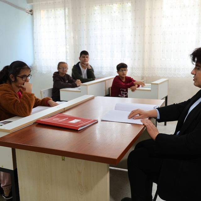 Azmin zaferi; görme engelli Züleyha öğretmen 22 yılda kendi gibi 300 öğrenc...