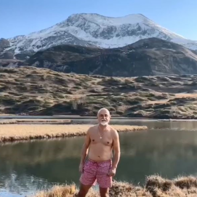 Artvin'de Giresunlu bir dağcı Arsiyan Yaylasında buz gibi gölde yüzdü