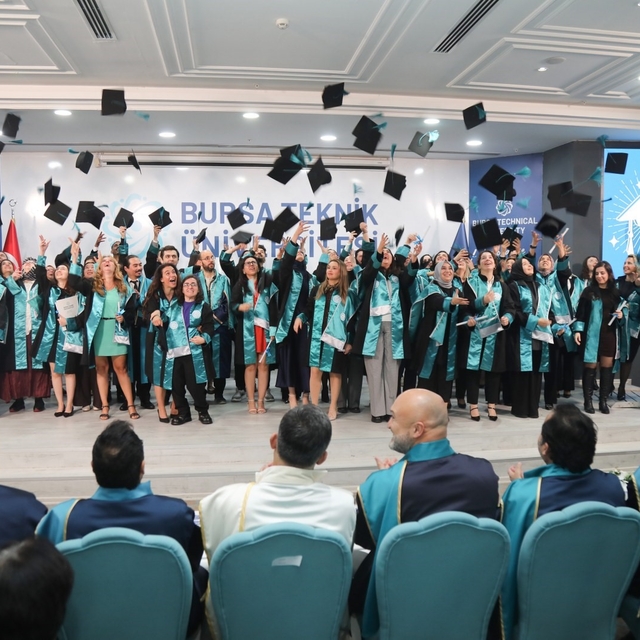 BTÜ Lisansüstü'nde mezuniyet gururu