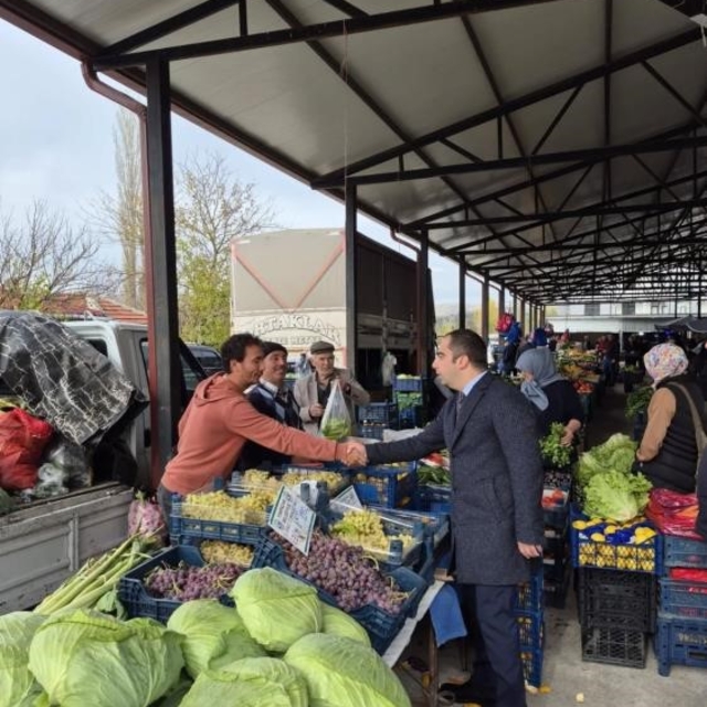 Kaymakam Uçar, halk pazarında vatandaşlarla buluştu