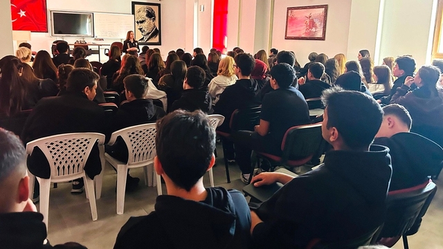Kütahya İl Emniyet Müdürlüğü'nden öğrencilere siber güvenlik semineri
