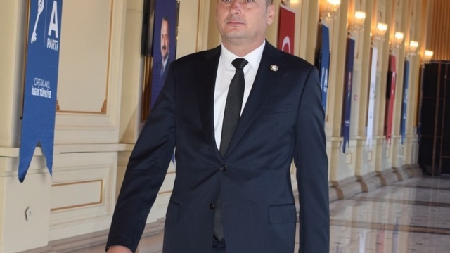 Başkan Saruhan; "Başımızın tacı öğretmenlerimizin günü kutlu olsun"