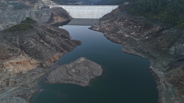 Son 65 yılın en kurak yılını yaşayan Hatay'da kentin içme suyunu karşılayan barajın su seviyesi yüzde 6'ya düştü