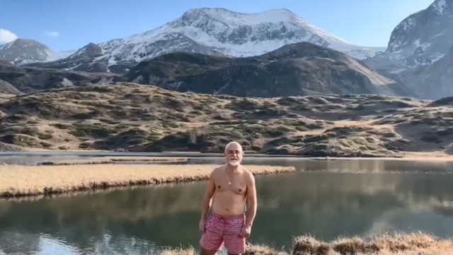 Artvin'de Giresunlu bir dağcı Arsiyan Yaylasında buz gibi gölde yüzdü