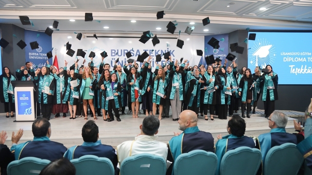 BTÜ Lisansüstü'nde mezuniyet gururu