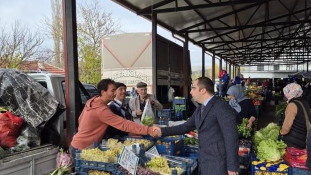 Kaymakam Uçar, halk pazarında vatandaşlarla buluştu