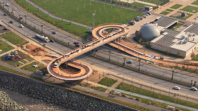 Karadeniz'in ilk ekolojik üst geçidi ilgi çekiyor
Üzerinde 4 metre genişliğinde bisiklet yolu, 2 metre genişliğinde yaya yolu ve 500 metrekarelik yeşil alan olan 250 metre uzunluğundaki köprü Trabzon'a estetik bir değer katacak