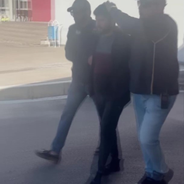 Adana'da FETÖ firarisi öğretmen yakalandı:  Özel harekât polislerinden soru...