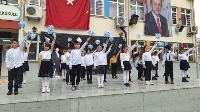 Ahmet Yesevi İlkokulu'nda öğrencilerden öğretmenlere özel gösteri