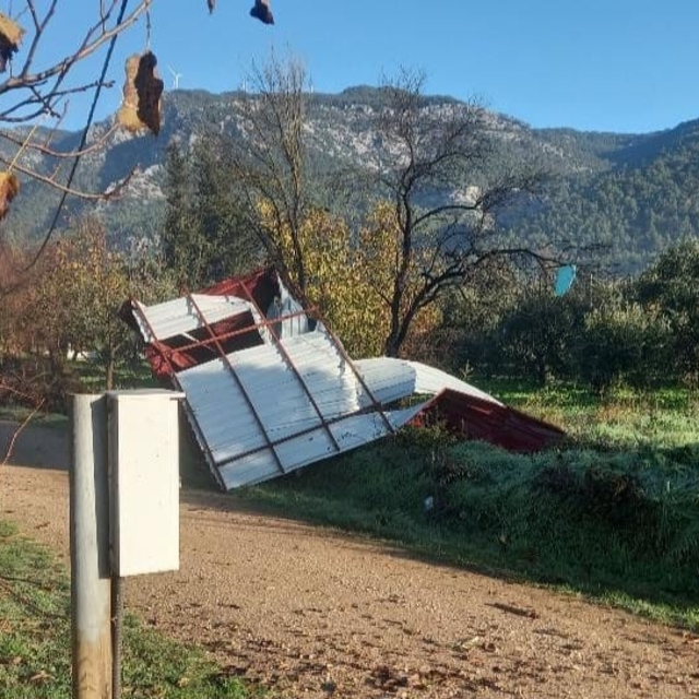 Menteşe'de fırtına yapılara zarar verdi