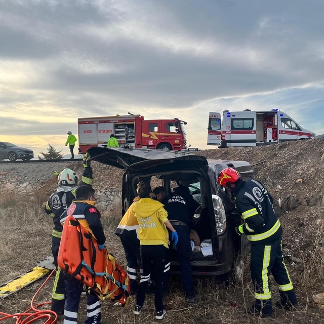 Yoldan çıkan otomobil tarlaya uçtu; 2 yaralı