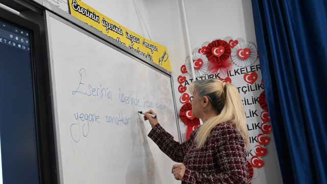 Yıllar da geçse hayalini unutmadı ve mücadele etti
Babasının isteği ile beden eğitimi öğretmenliğinden vazgeçip sınıf öğretmeni oldu, ama spor alanında birçok başarı kazandı
51 yaşındaki Dilek Karakuyulu, 37 yaşında Tekvando Milli Sporcu oldu, 4 Avrupa, 3 Dünya, 1 kere de Olimpiyatlarda Milli Takım Antrenörü olarak görev aldı.
Eskişehirli öğretmen hem minikleri hem de milli sporcuları yetiştiriyor