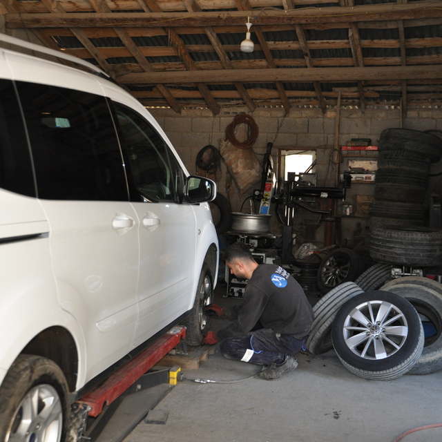 Hizan'da lastikçilerde "kış lastiği" yoğunluğu yaşanıyor