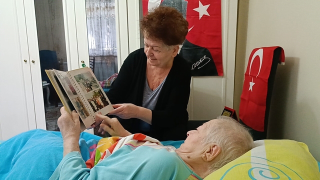 Bulgaristan'dan Edirne'ye uzanan öğretmenlik öyküsü
34 yıl Bulgaristan'da, 12 yıl Türkiye'de bir öğretmenin bitmeyen meslek aşkı
1989 Bulgaristan göçünün çınar öğretmeni: "Allah bize Türk bayrağı altında yaşamayı nasip etti"
Zorunlu göçten sınıf öğretmenliğine: 88 yaşındaki Vildan Yılmaz'ın yaşam dersi
Göçmen emekli öğretmen: "Türkiye bizi bağrına bastı'"