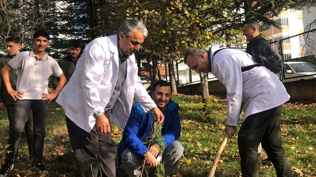 Bilecik Türk Eğitim-Sen Öğretmenler Günü dolayısıyla fidan dikim etkinliği gerçekleştirdi