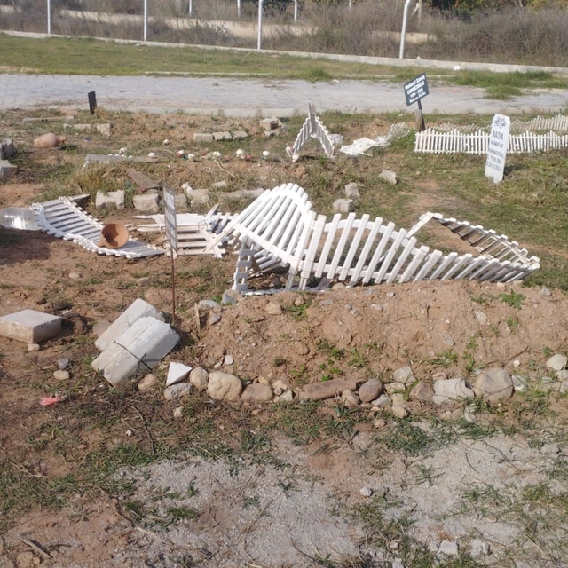 Yakınlarının dağılmış mezarlarını görenler Efeler Belediyesi'ne tepki göste...