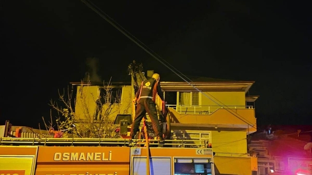Bilecik'te binanın çatısındaki yangın söndürüldü