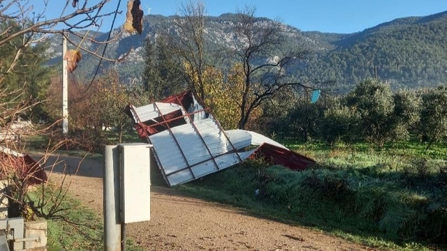 Menteşe'de fırtına yapılara zarar verdi