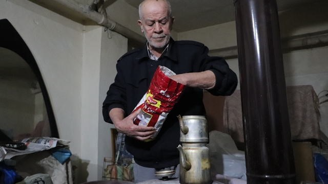 Bodrum katında 15 yıldır hayata tutunmaya çalışıyor
Ailesinden uzak ve çeşitli sağlık sorunlarıyla mücadele eden 75 yaşındaki Hasan Gürbüz;
"Hanımımdan ayrıldım, iki kızımla da 30 yıldır görüşmüyorum"
"Kaldığım yer geceleri çok soğuk oluyor, yardımseverlerin yardımlarıyla sobamı yakabiliyorum"
"Allah'ıma şükürler olsun, aç değilim, açıkta, sokakta değilim bu halime şükrediyorum"