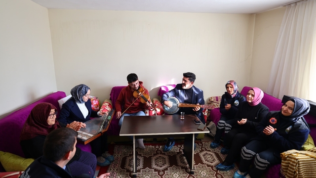 Tokat Belediyesi yaşlıların evine temizlik ve canlı müzikle misafir oldu