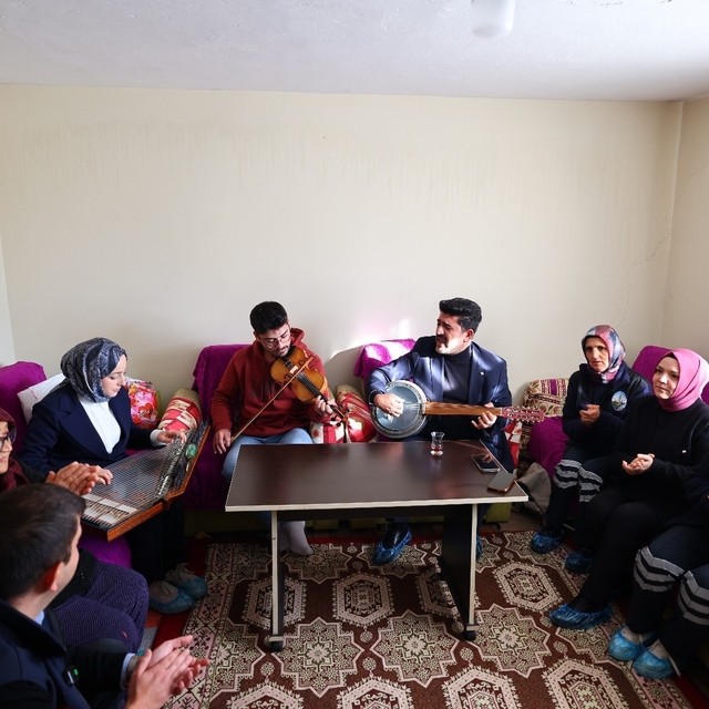 Tokat Belediyesi yaşlıların evine temizlik ve canlı müzikle misafir oldu