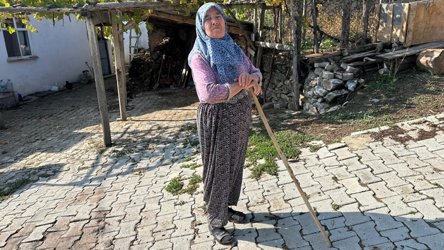 450 yıllık köy hayalet köye dönüştü...Köyde sadece 4 kişi yaşıyor
450 yıllık köyde susuzluk yüzünden kimse kalmadı
Susuzluk yüzünden terkedilen 450 yıllık köyün sadece 3 hanesinde duman tütüyor