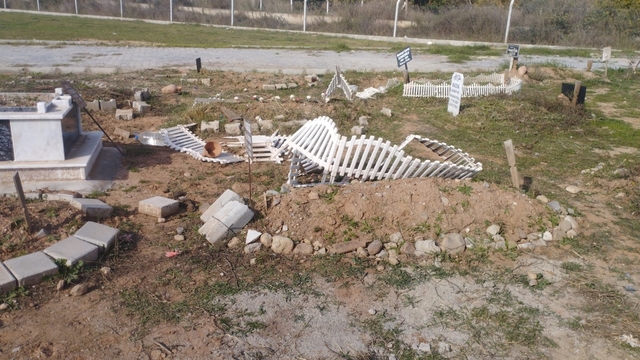 Yakınlarının dağılmış mezarlarını görenler Efeler Belediyesi'ne tepki gösterdi